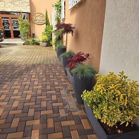Hotel Yarus Plus Ploiesti Luaran gambar