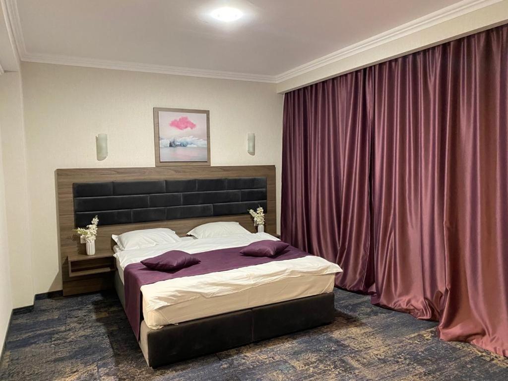 Hotel Yarus Plus Ploiesti Luaran gambar