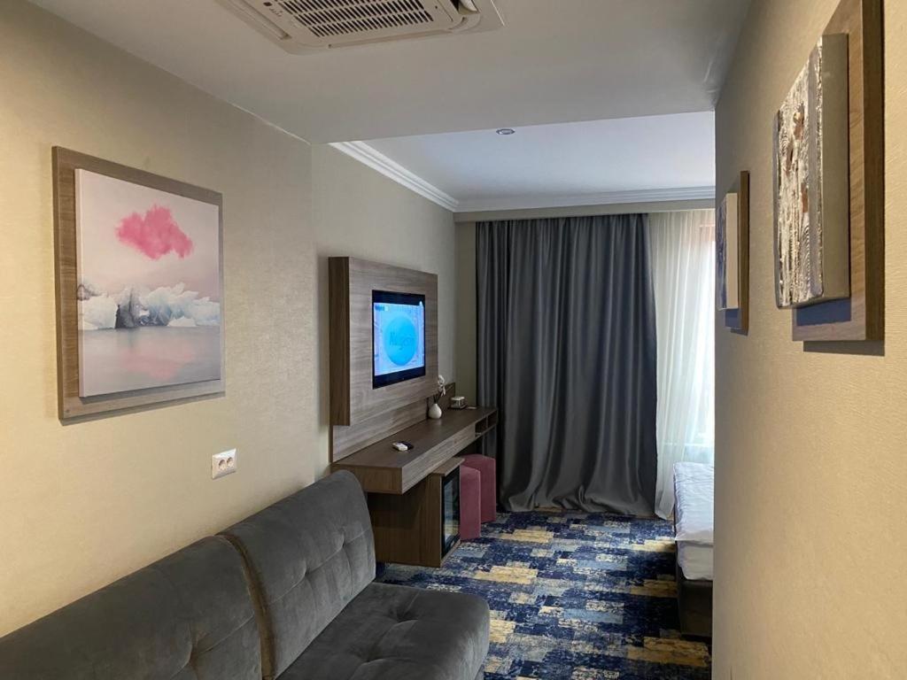 Hotel Yarus Plus Ploiesti Luaran gambar