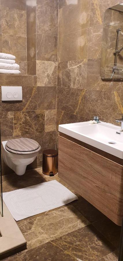 Hotel Yarus Plus Ploiesti Luaran gambar