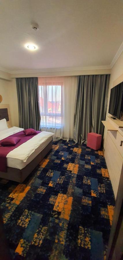 Hotel Yarus Plus Ploiesti Luaran gambar
