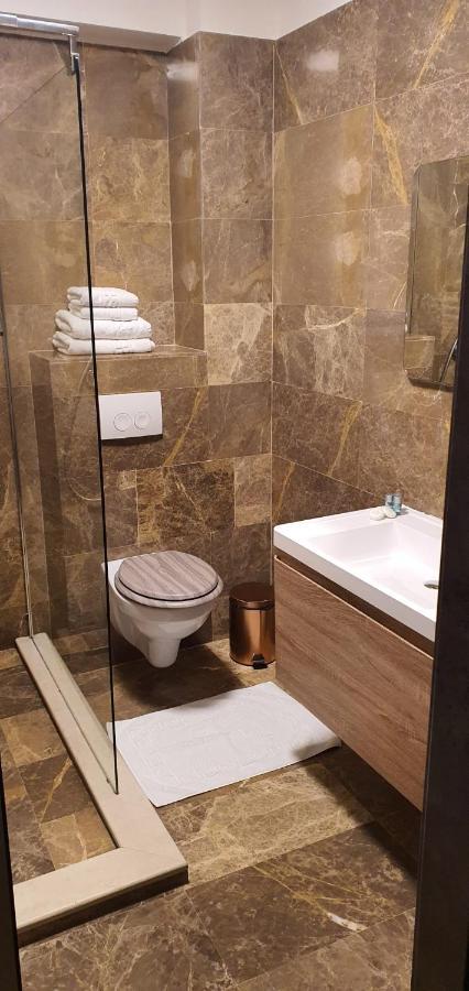 Hotel Yarus Plus Ploiesti Luaran gambar