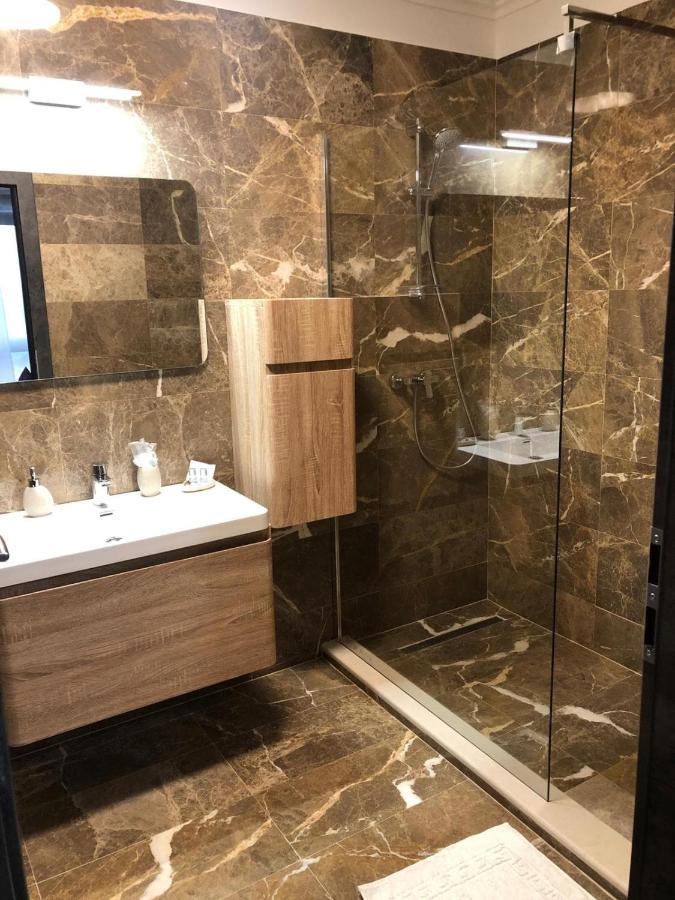 Hotel Yarus Plus Ploiesti Luaran gambar