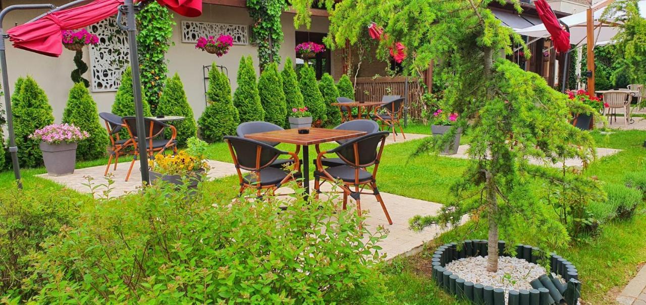 Hotel Yarus Plus Ploiesti Luaran gambar