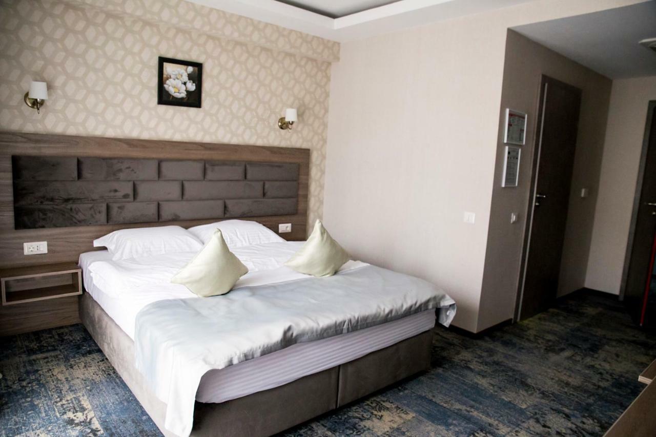 Hotel Yarus Plus Ploiesti Luaran gambar