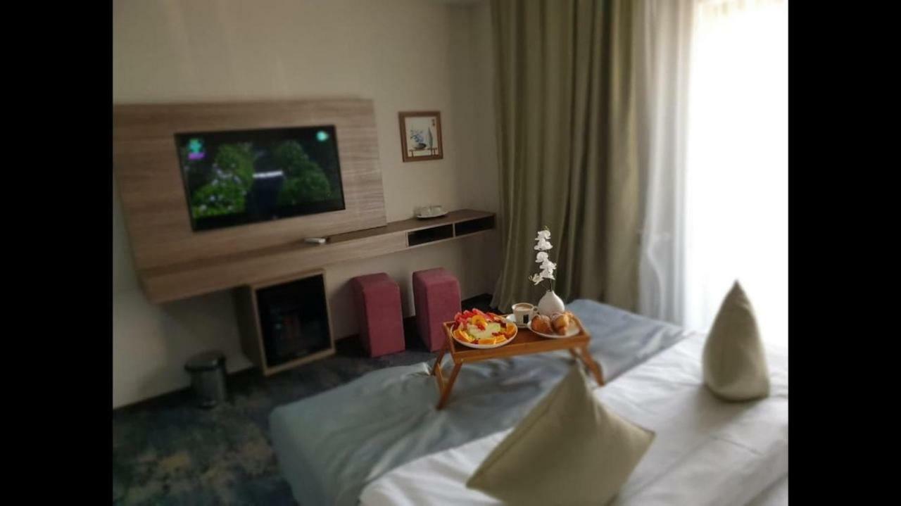 Hotel Yarus Plus Ploiesti Luaran gambar