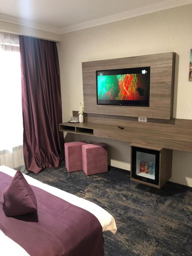Hotel Yarus Plus Ploiesti Luaran gambar