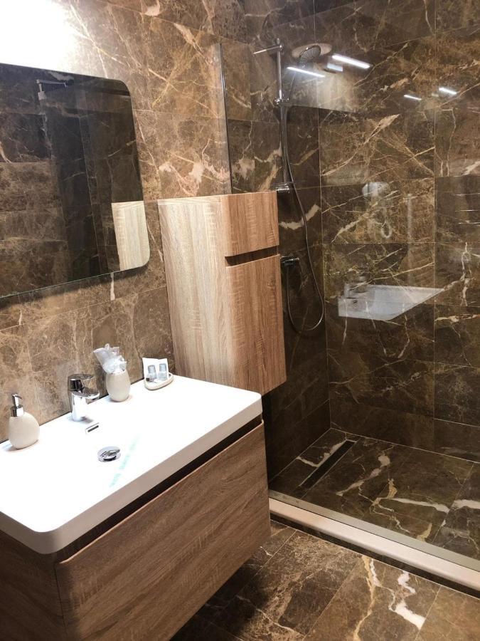 Hotel Yarus Plus Ploiesti Luaran gambar