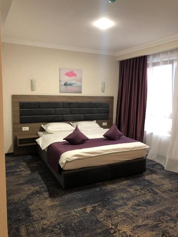 Hotel Yarus Plus Ploiesti Luaran gambar