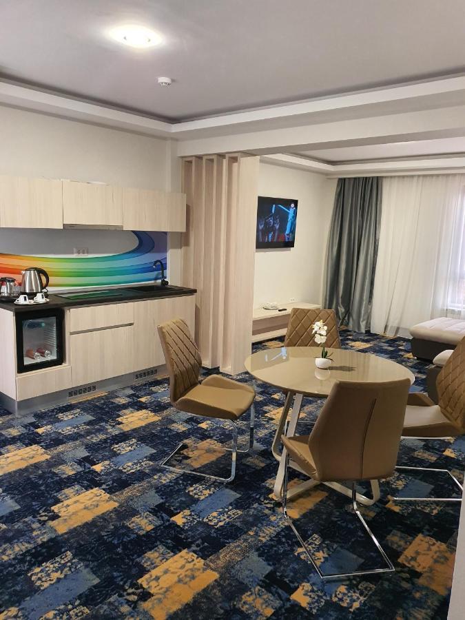 Hotel Yarus Plus Ploiesti Luaran gambar